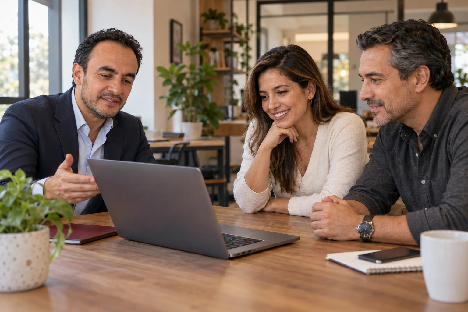 César Camelo presenta una solución de software al equipo de una empresa.